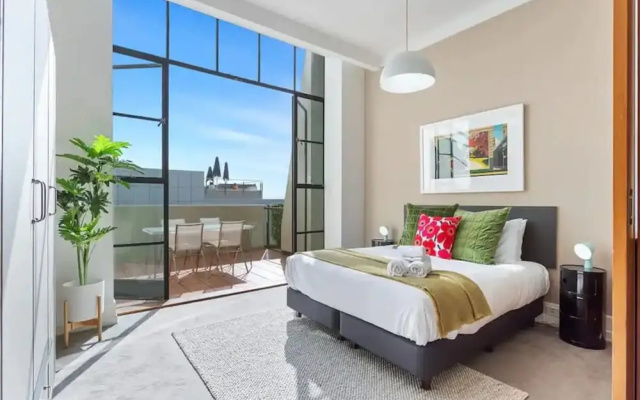 Lovely Bright Apt w/ Pool and Gym by Zodiak Stays