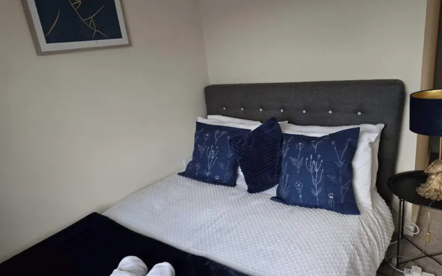 House - Sleeps 6 & Parking