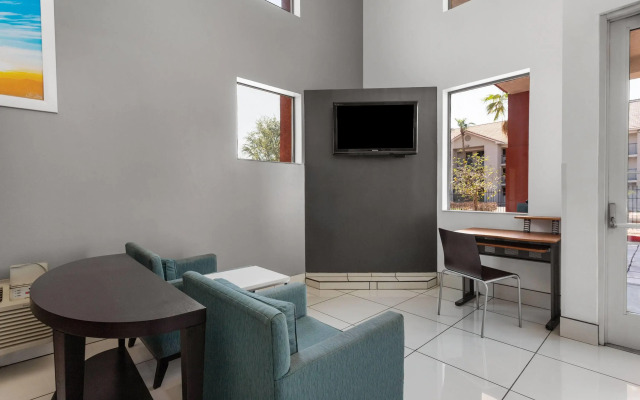 Days Inn by Wyndham Phoenix West