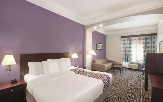 La Quinta Inn & Suites by Wyndham Mansfield TX