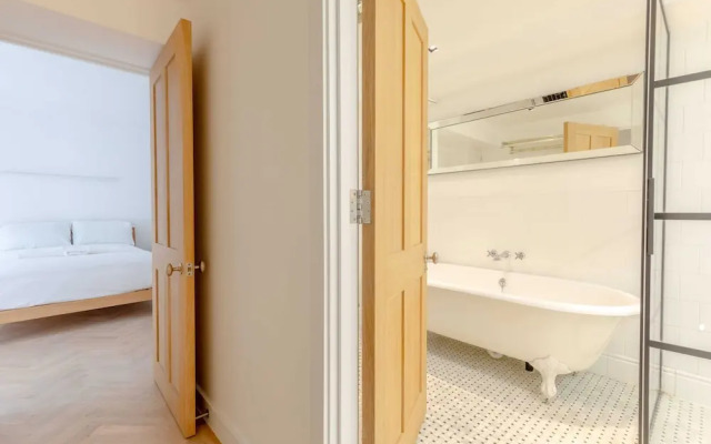 Sleek & Stylish 2BD Flat - Warren Street