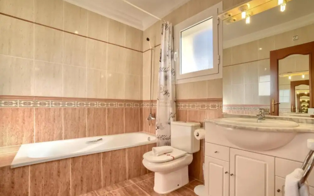 Villa - 7 Bedrooms with Pool and WiFi - 106438