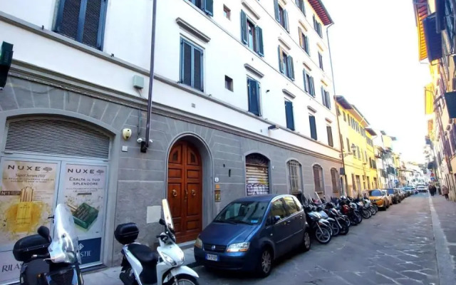 Leone Apartment