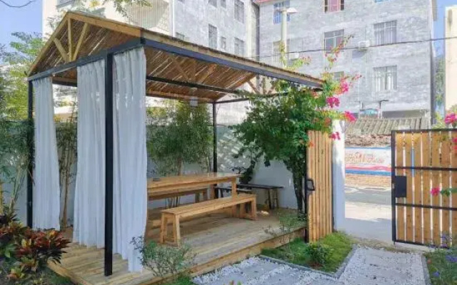 Cover yard homestay