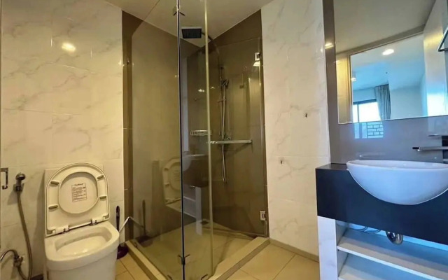 Large High Floor, Best Pool and Great Location