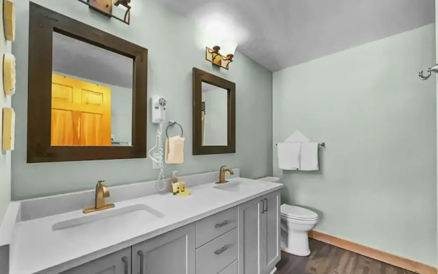 Luxury Remodeled Passage Point Condo - Short Walk to Lifts - Incredible View - PP403 by Redawning