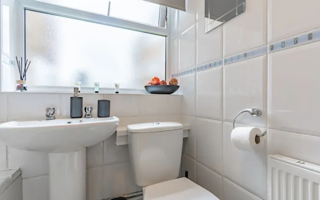 1bed-sleeps2-parking-nearcitycentre-jlr-nec