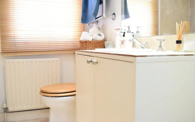 2 Bedroom Apartment With Garden in Shepherds Bush