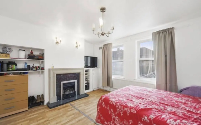 Heathrow Garden Lodge [Free Parking • Netflix • Prime • Coffee • WiFi]