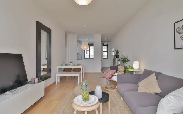 Deluxe Apartment Downtown with Pool and Parking