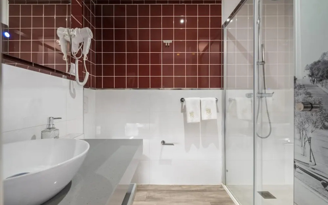 King David Suites 202 by Homie