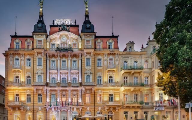 Отель GRANDHOTEL PACIFIk Марианске-Лазне вид на фасад