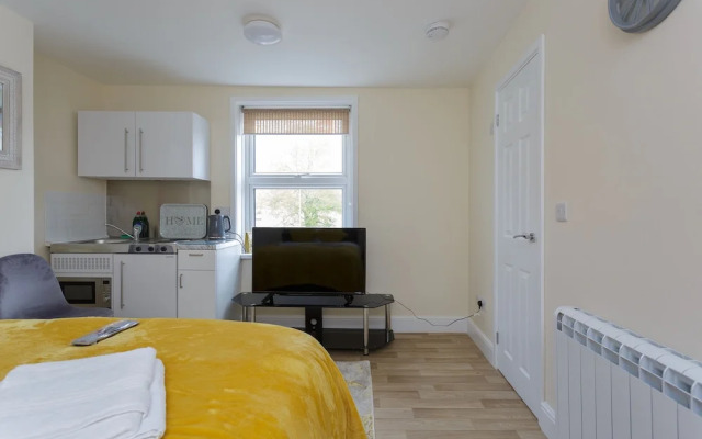 St Mary's Modern Central Huge Studio Apartments