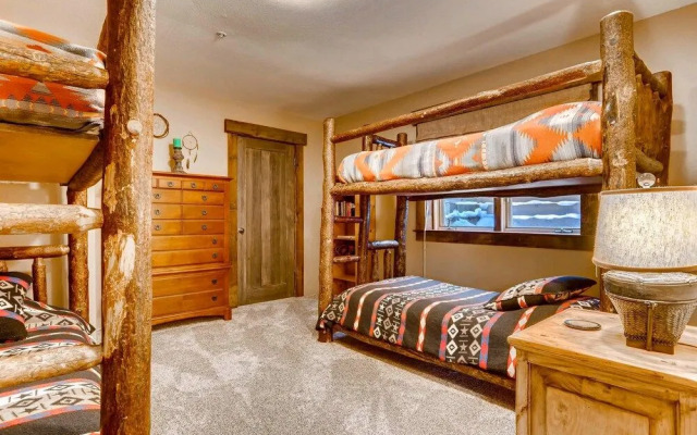 Alpenglow Peaks Lodge