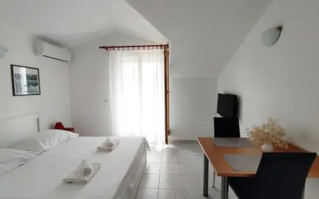 Apartments and Rooms Saric