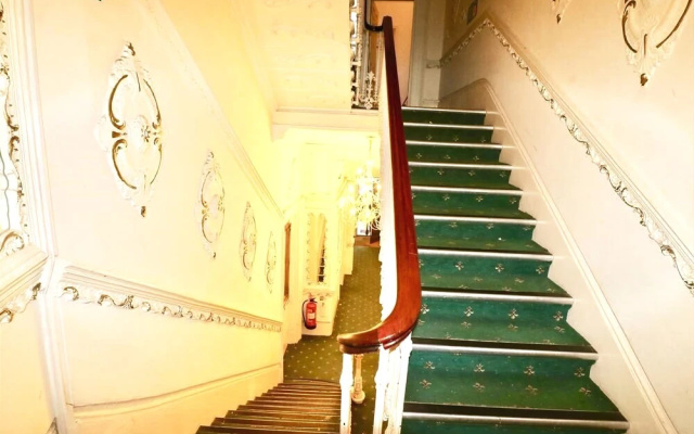 HFS Studio Hyde Park L8