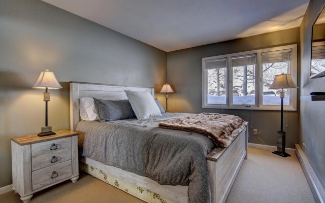 Spacious Condo - Walk to Shuttle