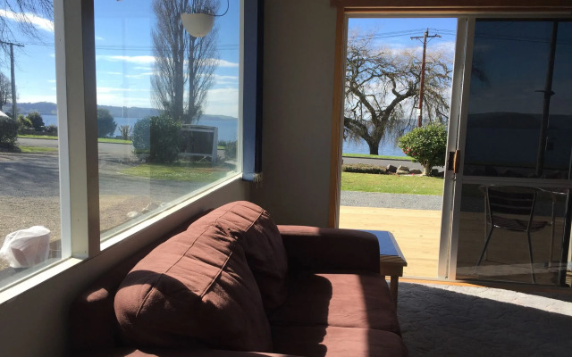 Jack & Di's Lakefront Motel