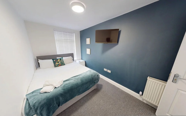 5 TVs 10 Mins to City 2 Showers Parking