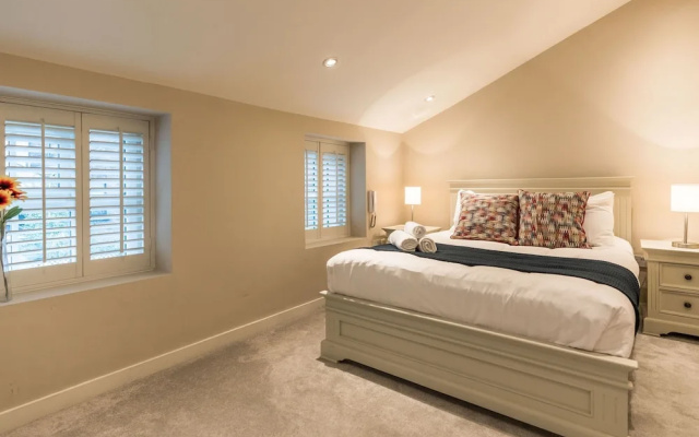 Pierce Brosnan Suite by 5STARSTAY