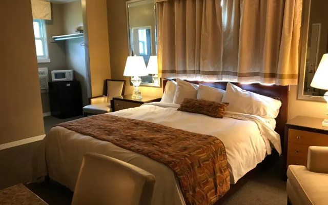 Cardinal Court Motel