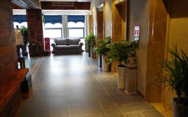 Chao Featured Hotel (Jiaxiulou Qingyun Market)