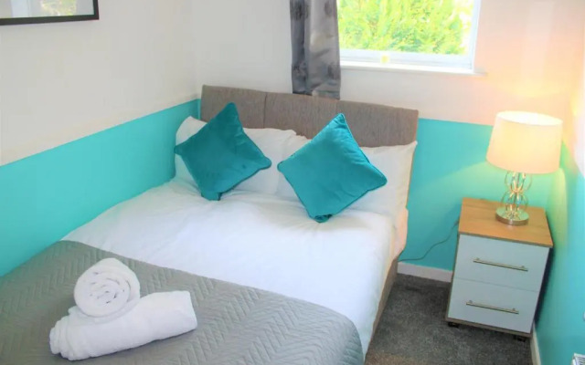 Beautiful 3 bed house Sleeps 6 Free Parking!