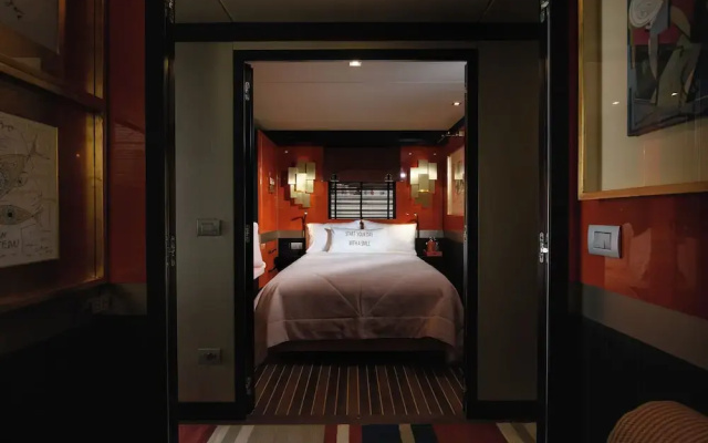 House of Hütter - Floating Home Goldfinger