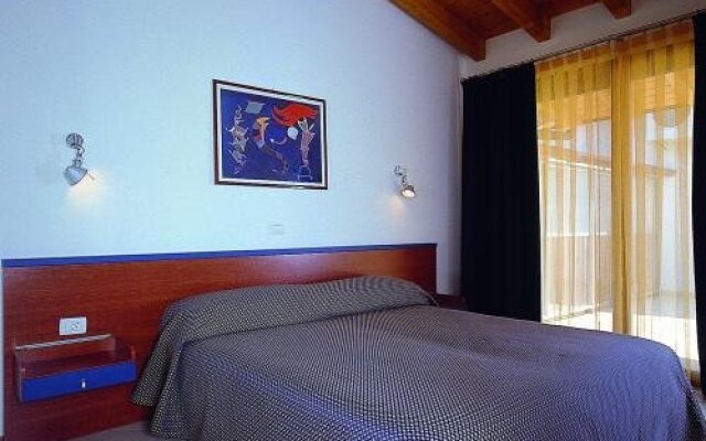 Отель Albergo Molino Манерба-дель-Гарда комната для гостей