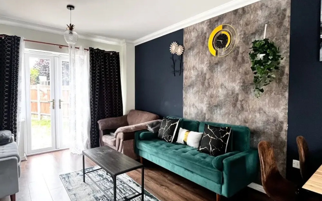 Canterbury Charm - Spacious 4 Bedroom House