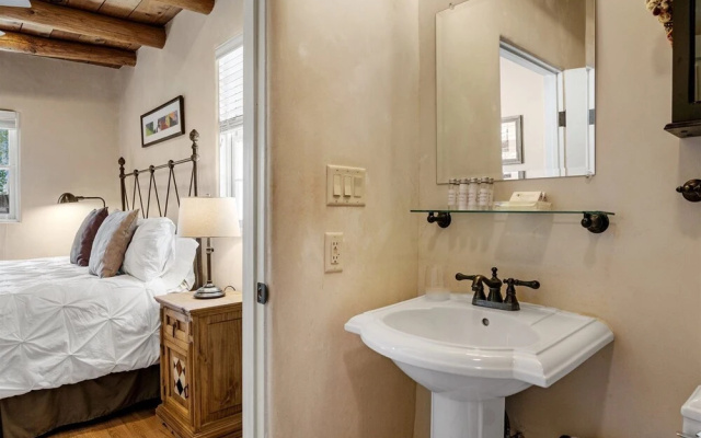 La Luz - Luxurious East Side Adobe With Hot Tub and Kiva Fireplace, Walk Everywhere