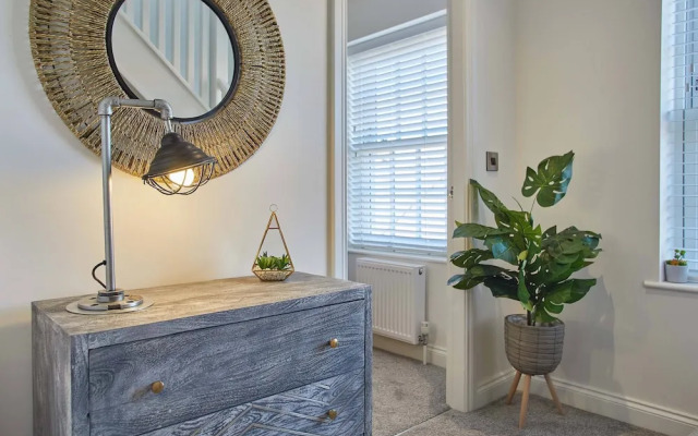 Host & Stay | Lemonade Arch