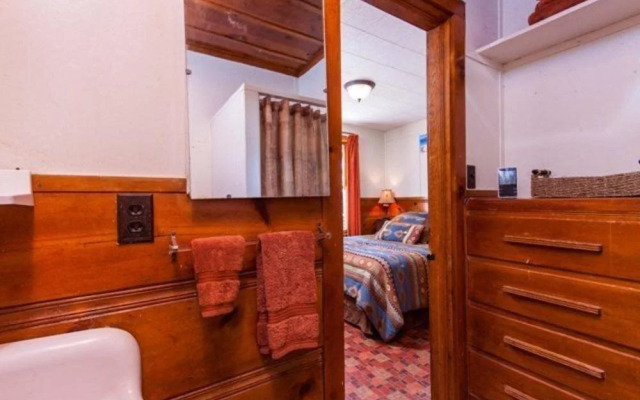 Couples Cove Lakefront Cabin