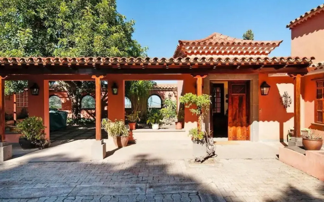 Luxurious Villa Oasis in Santa Brigida