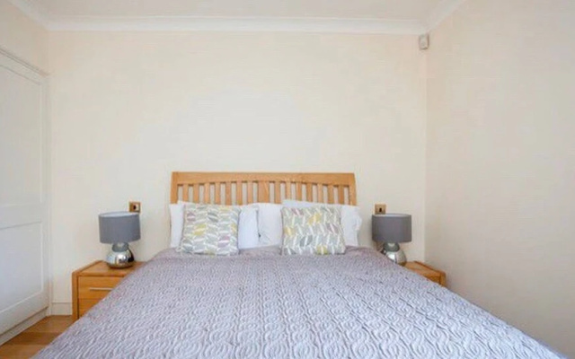 1 Bed Apartment With Balcony In Knightsbridge
