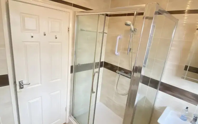 3 Bedroom House, Hot Tub,torbay, Sleeps 6, Parking