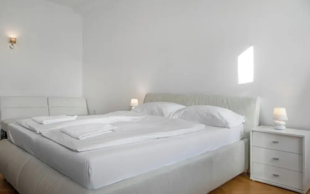 Spacious 7BR Apartment Hauptbahnhof