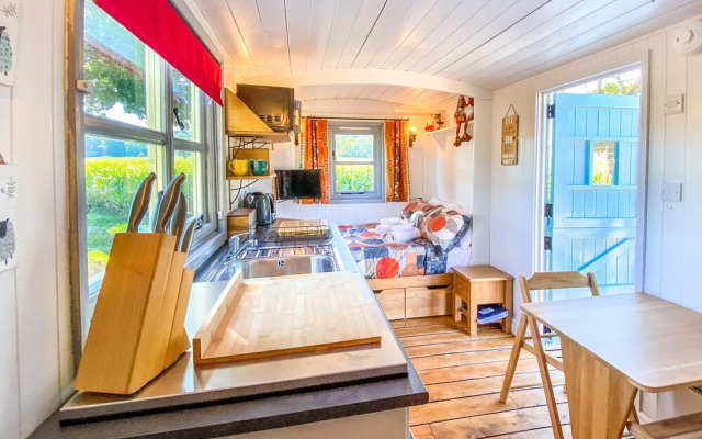 The Hideaway Hut - 1 Bed Shepherds Hut - Hereford