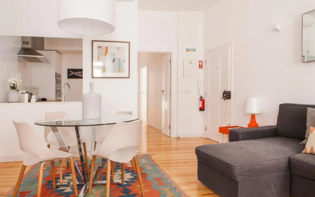 Cozy 1st Floor Flat Central Chiado District With Balconies and AC 19th Century building