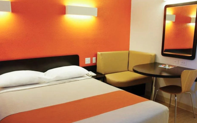Motel 6 Hutchins