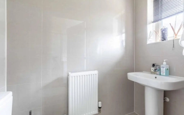 Stylish 4 Bed/2 Bath & Parking - Pinewood/Heathrow