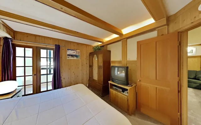 Slopeside 2 Bedroom Condo with 3 Spas! Easy Access to Recreation! by RedAwning