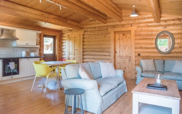 Willow Lodge With Hot Tub, Kingfishers