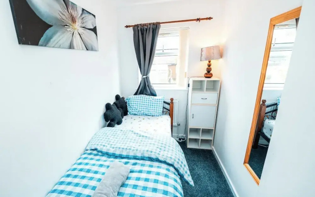 3-bed City Retreat - Sleeps 8, Garden & Parking