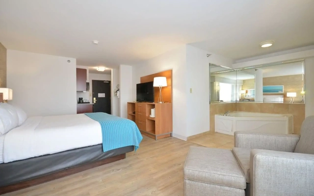 Holiday Inn Express & Suites Farmington by IHG
