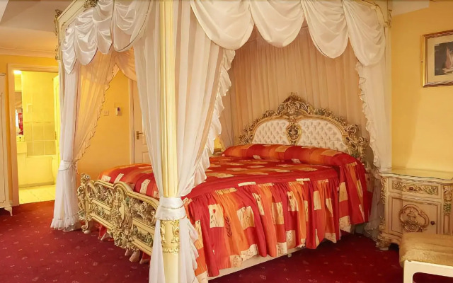 Potters International Hotel