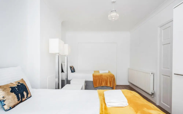 4 Bed House - Sleeps 8 - Garden - Parking - Wifi