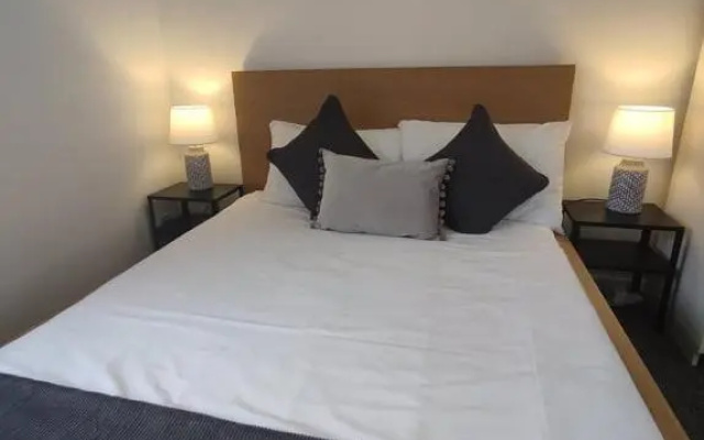 1 Bedroom Apartment with Free Parking