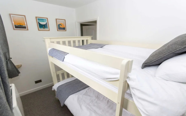 Oceanside Sleeps 6 Walk to Beach & Stylish