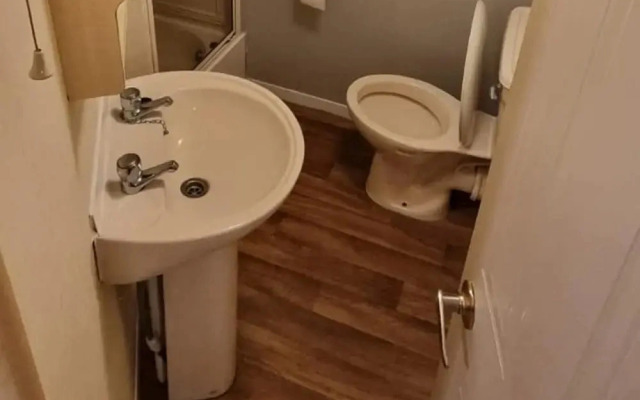 Caravan - Sleeps 6 - Pets Ok - Parking